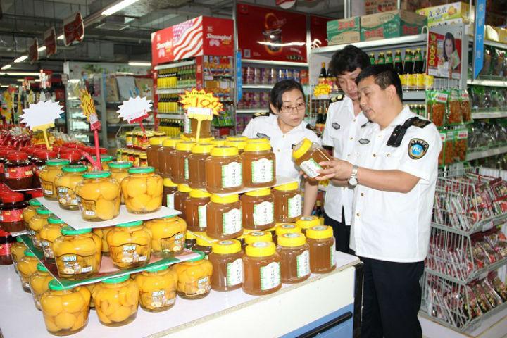 銅川市食品藥品執(zhí)法監(jiān)察支隊(duì)開展蜂蜜產(chǎn)品專項(xiàng)檢查 強(qiáng)化食品安全監(jiān)管